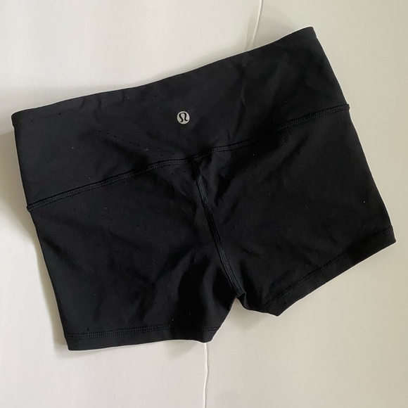 Lululemon Black Fitted Textured Shorts - Picture 2 of 2